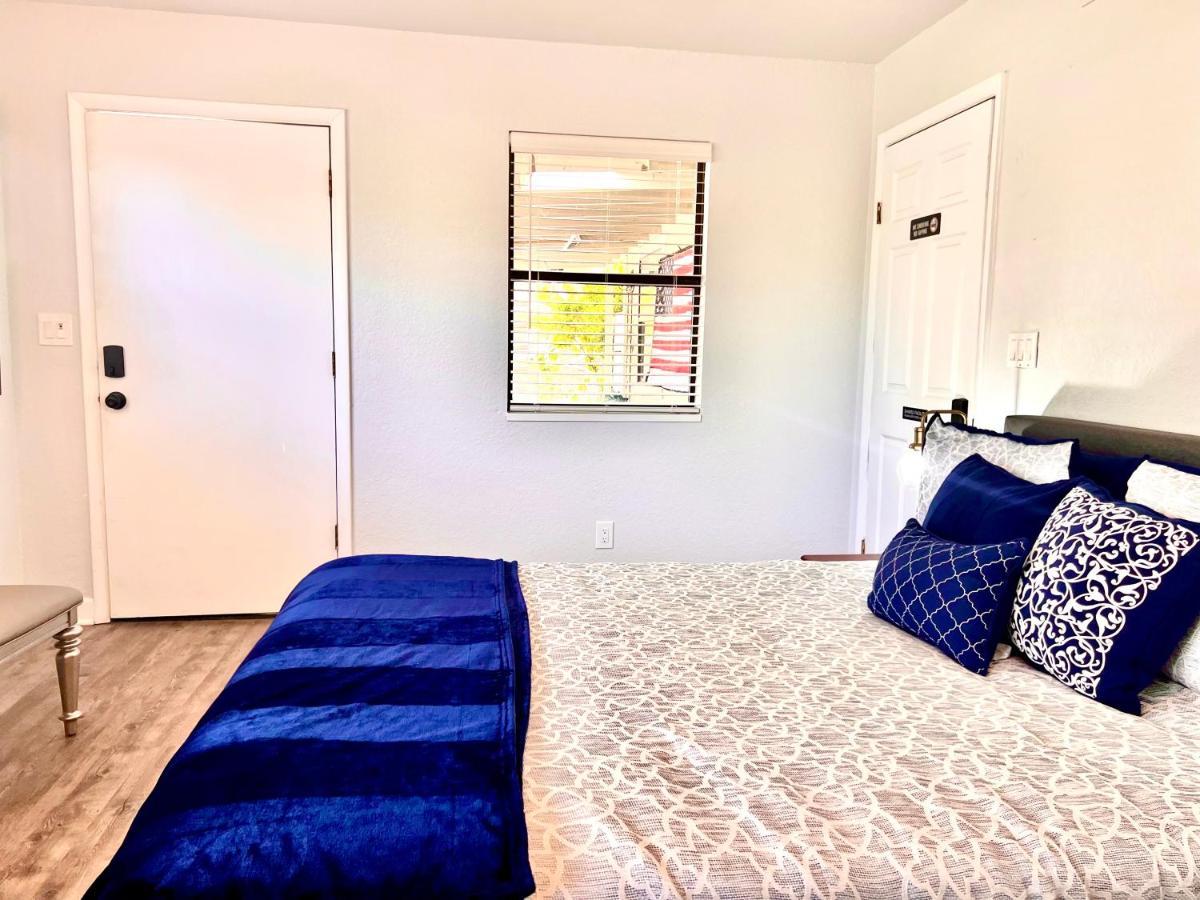 Upgraded, Stylish & Comfy 1 Bedroom/1 Bath Holiday home *